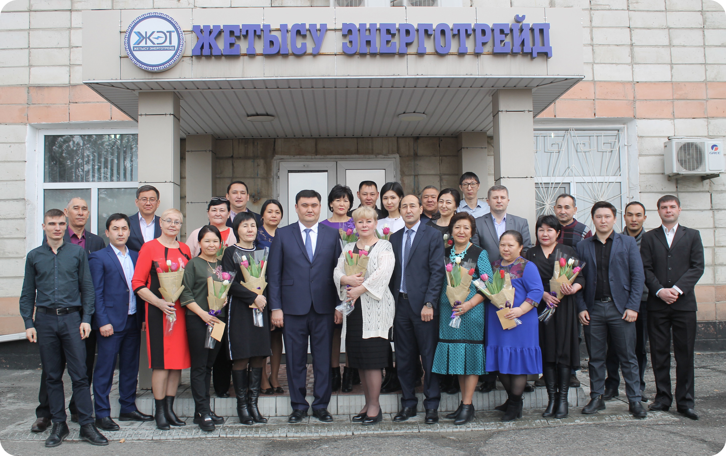 Әйелдерге күйеуінің көзінше порно ойын-сауық Қыздар жігіттің аузына спермы порно